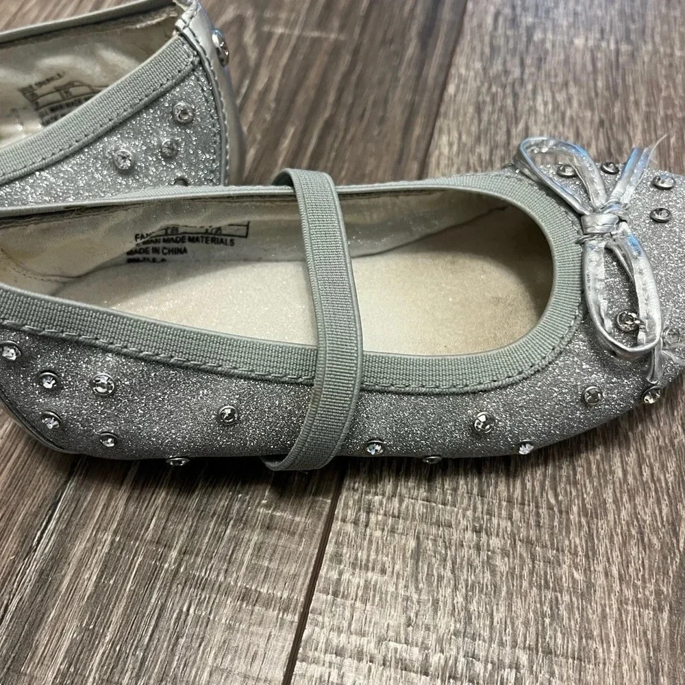Stuart Weitzman Fannie Sparkle Girls Silver ballet flat Shoes Size 8 Pre-Owned